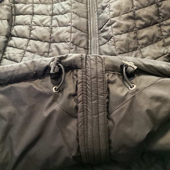 North Face Thermoball puffer jacket - Picture 8 of 9